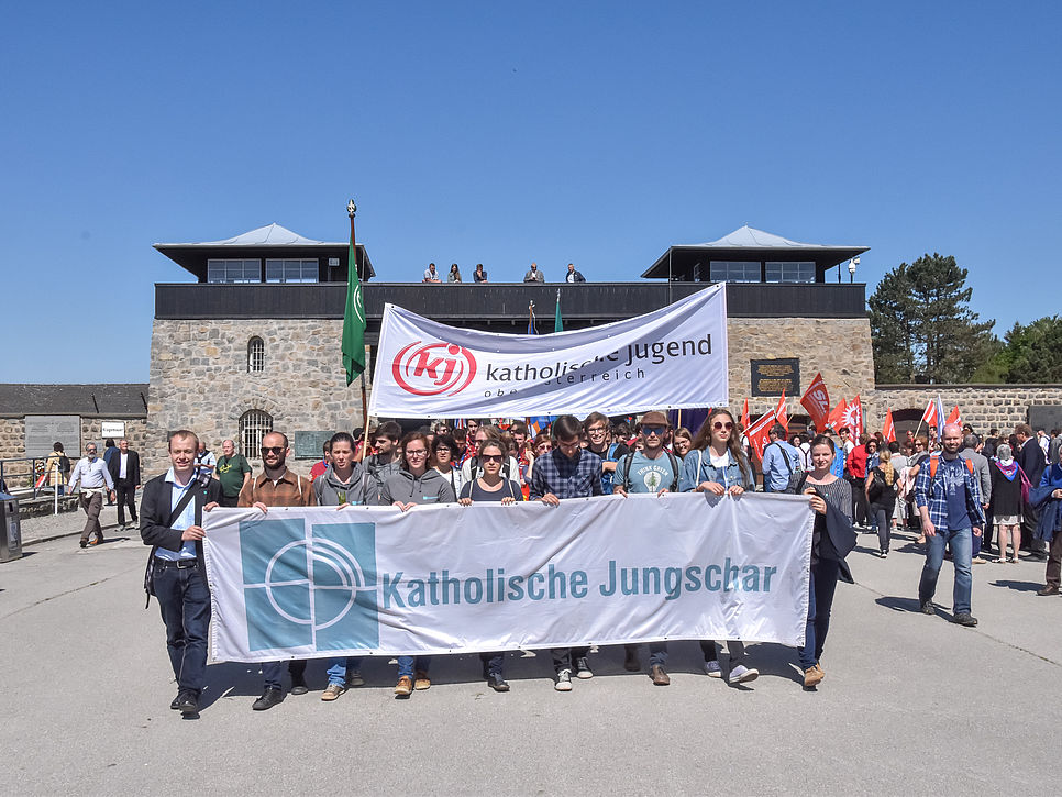 Delegation der Katholischen Jungschar mit Banner bei der Befreiungsfeier in Mauthausen