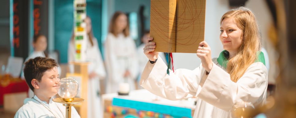 Ministrant*innen im Gottesdienst.