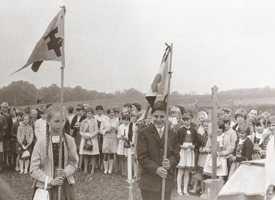 21.6.1953: Jungschartreffen der ED Wien, Feldmesse auf dem Sportplatz der Schulbrüder in Wien-Strebersdorf (Dokumentationsarchiv KJWÖ)