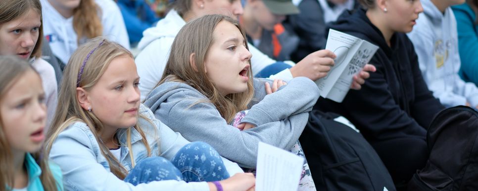 Singende Kinder beim Gottesdienst 