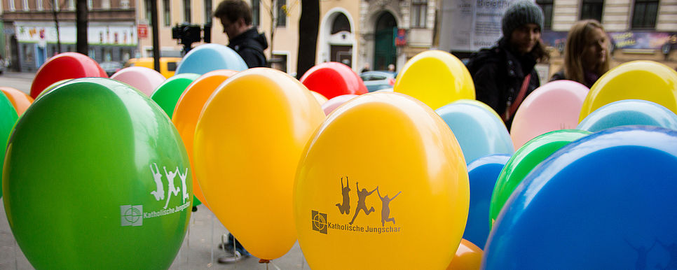Kinderrechteaktion der KJSÖ (Foto: Mayerhofer/ED Wien) Bunte Luftballons mit Logo der Katholischen Jungschar
