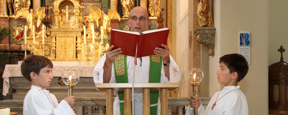 Kinder ministrieren in einer katholischen Messe Foto: Amschl