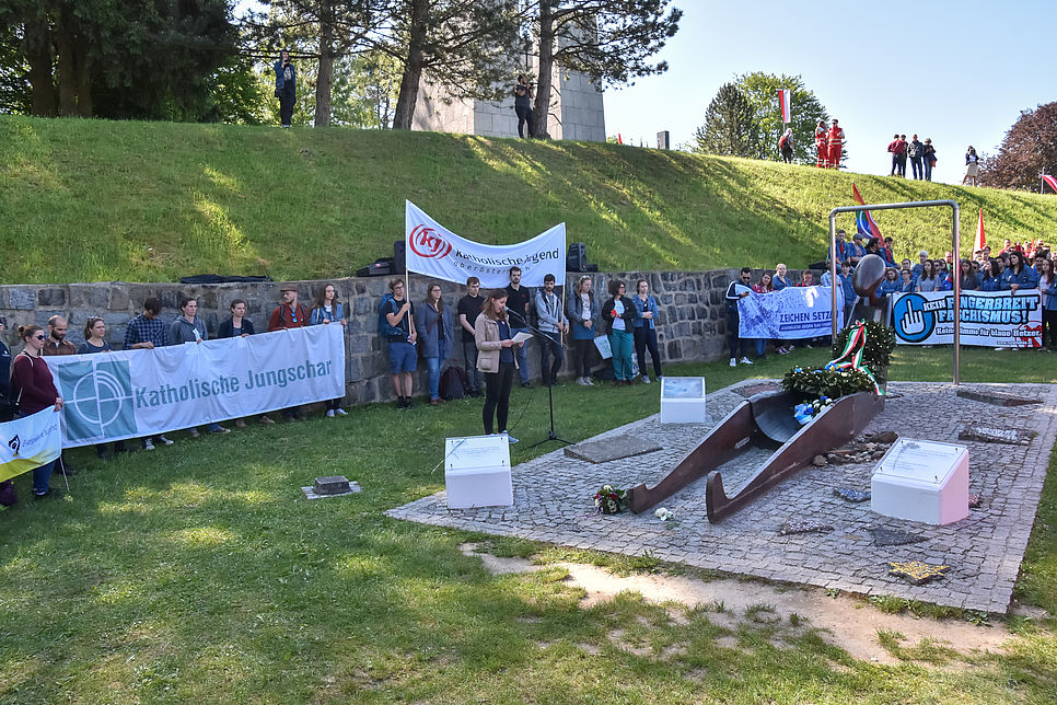Gedenken beim Jugenddenkmal Mauthausen