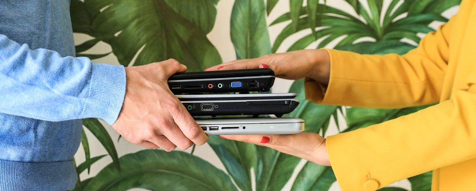 Aktion #ORDENTLICHLERNEN (Foto: Ordensgemeinschaften) Übergabe von gesammelten Laptops.