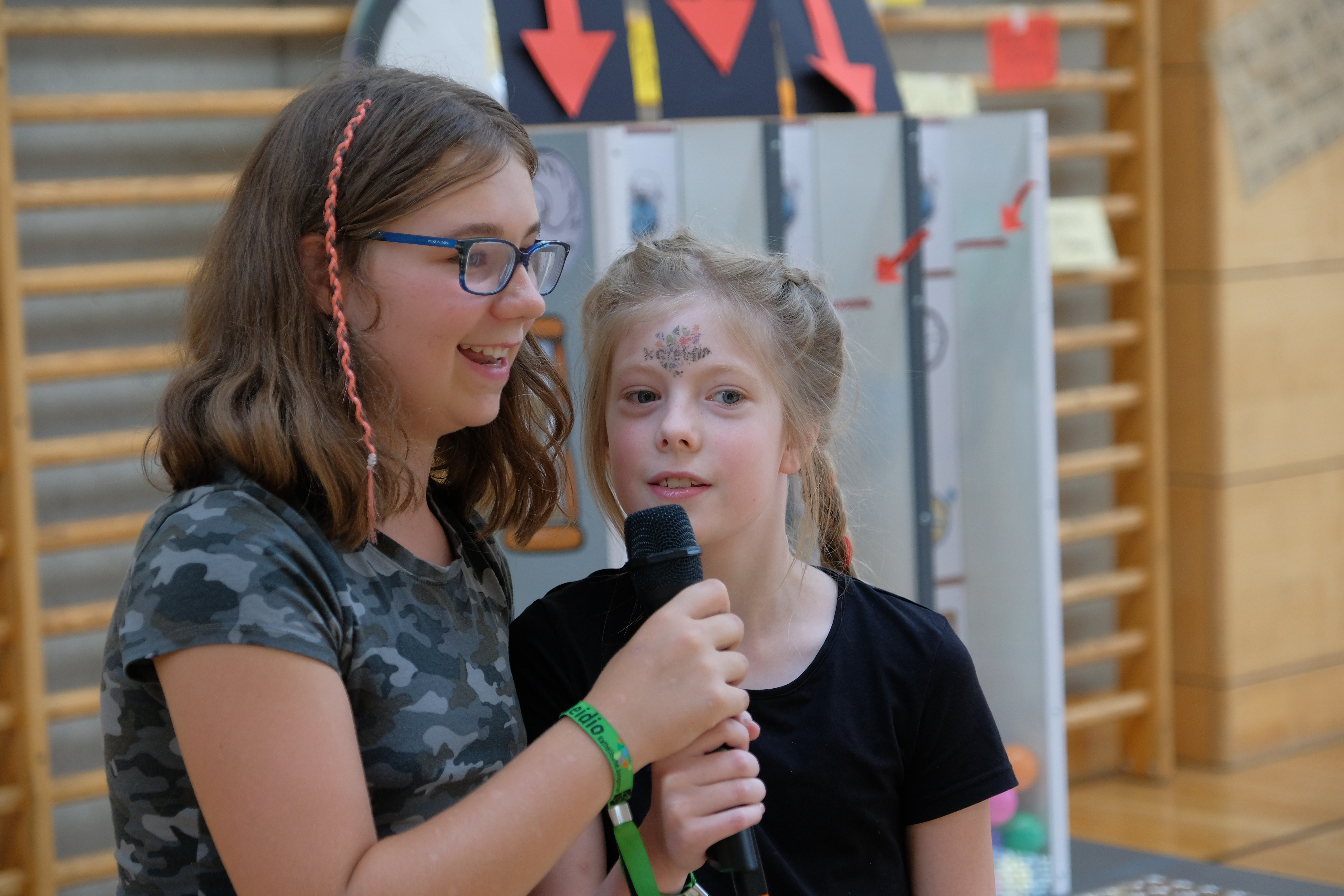 Kinder sprechen in ein Mikrophon